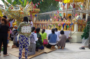 Budist bir yılbaşı hak için tapınağa gel