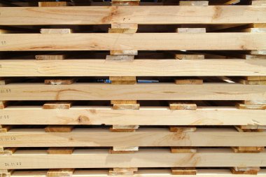Fabrika alanında ahşap palet