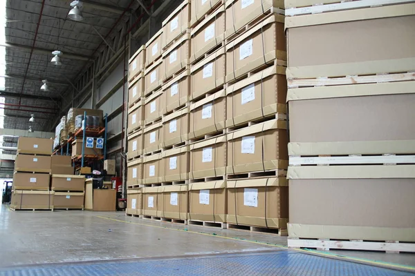Fabrika alanında ahşap palet