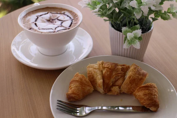 Croissant dan kopi di atas meja — Stok Foto