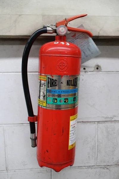 Extintor de incêndio na fábrica são — Fotografia de Stock