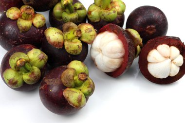 Beyaz arka planda mangosteen meyvesi