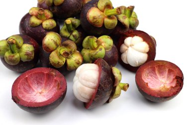 Beyaz arka planda mangosteen meyvesi
