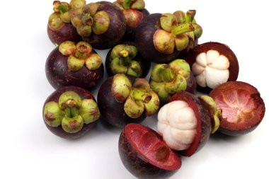 Beyaz arka planda mangosteen meyvesi