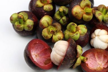 Beyaz arka planda mangosteen meyvesi