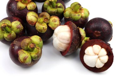 Beyaz arka planda mangosteen meyvesi
