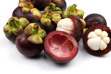 Beyaz arka planda mangosteen meyvesi
