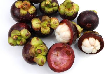 Beyaz arka planda mangosteen meyvesi