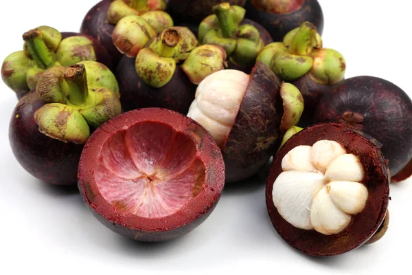 Beyaz arka planda mangosteen meyvesi