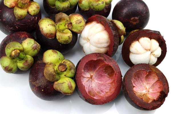 Beyaz arka planda mangosteen meyvesi