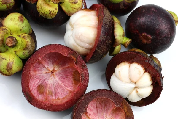 Beyaz arka planda mangosteen meyvesi