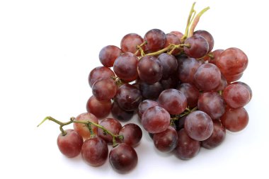 Beyaz arka plan üzerinde üzüm meyve