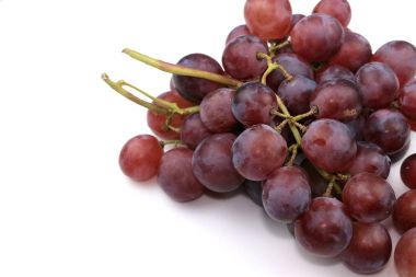 Beyaz arka plan üzerinde üzüm meyve