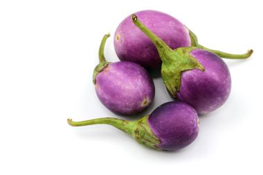 Beyaz arka planda patlıcan sebzesi