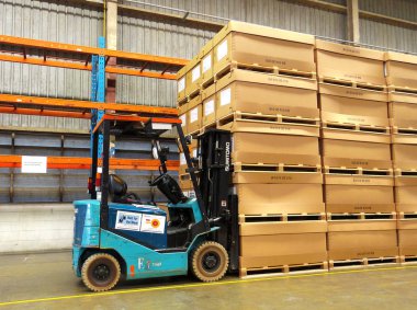 Kamyon ve malzeme kutuları fabrikada Asansör