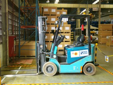 Kamyon ve malzeme kutuları fabrikada Asansör