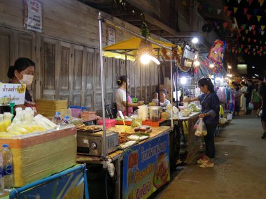 İnsanların yürüme mesafesinde ve eski şehir Tay kültür alışveriş keyfini çıkarın