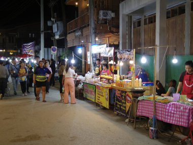 İnsanların yürüme mesafesinde ve eski şehir Tay kültür alışveriş keyfini çıkarın