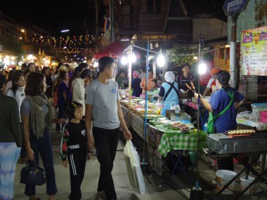 İnsanların yürüme mesafesinde ve eski şehir Tay kültür alışveriş keyfini çıkarın