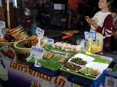 İnsanların yürüme mesafesinde ve eski şehir Tay kültür alışveriş keyfini çıkarın