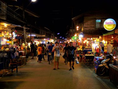 İnsanların yürüme mesafesinde ve eski şehir Tay kültür alışveriş keyfini çıkarın