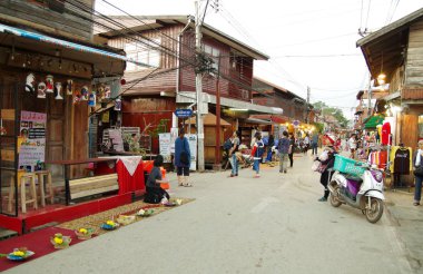 İnsanların yürüme mesafesinde ve eski şehir Tay kültür alışveriş keyfini çıkarın