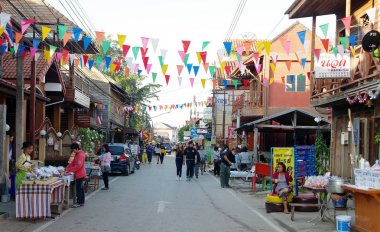 İnsanların yürüme mesafesinde ve eski şehir Tay kültür alışveriş keyfini çıkarın