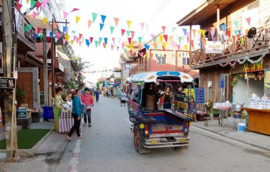 İnsanların yürüme mesafesinde ve eski şehir Tay kültür alışveriş keyfini çıkarın
