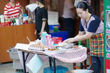 İnsanların yürüme mesafesinde ve eski şehir Tay kültür alışveriş keyfini çıkarın