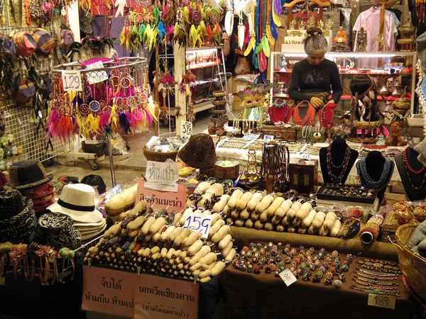 Menschen spazieren und shoppen in der Altstadt thailändische Kultur genießen — Stockfoto