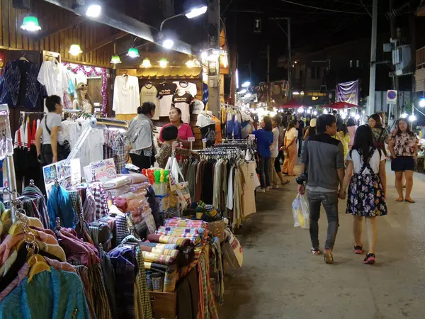 İnsanların yürüme mesafesinde ve eski şehir Tay kültür alışveriş keyfini çıkarın — Stok fotoğraf