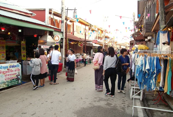 İnsanların yürüme mesafesinde ve eski şehir Tay kültür alışveriş keyfini çıkarın — Stok fotoğraf