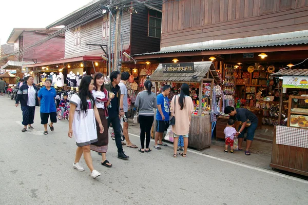 La gente camina y va de compras en el casco antiguo cultura tailandesa disfrutar — Foto de Stock