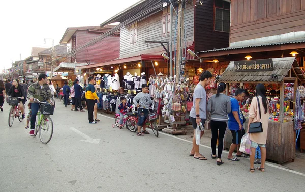 Lidé pěšky a Nakupování v staré město thajské kultuře těšit — Stock fotografie