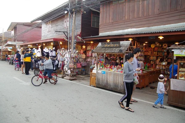 As pessoas andam e fazem compras na cidade velha cultura tailandesa desfrutar — Fotografia de Stock