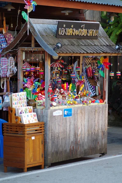 人步行和购物在老城泰国文化享受 — 图库照片