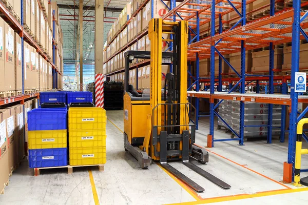 Camión elevador en almacén de fábrica Tailandia . — Foto de Stock