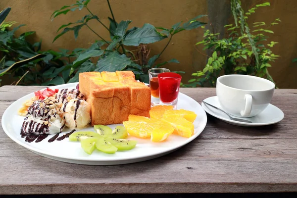 Frutos doces e lanche . — Fotografia de Stock