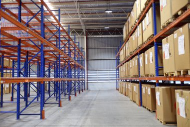 Fabrika depo ve raws malzeme kutuları.