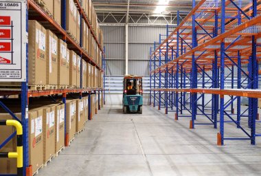 Fabrika depo ve raws malzeme kutuları.