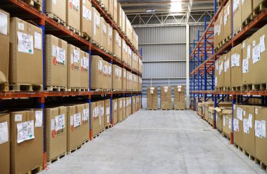 Fabrika depo ve raws malzeme kutuları.