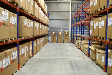 Fabrika depo ve raws malzeme kutuları.