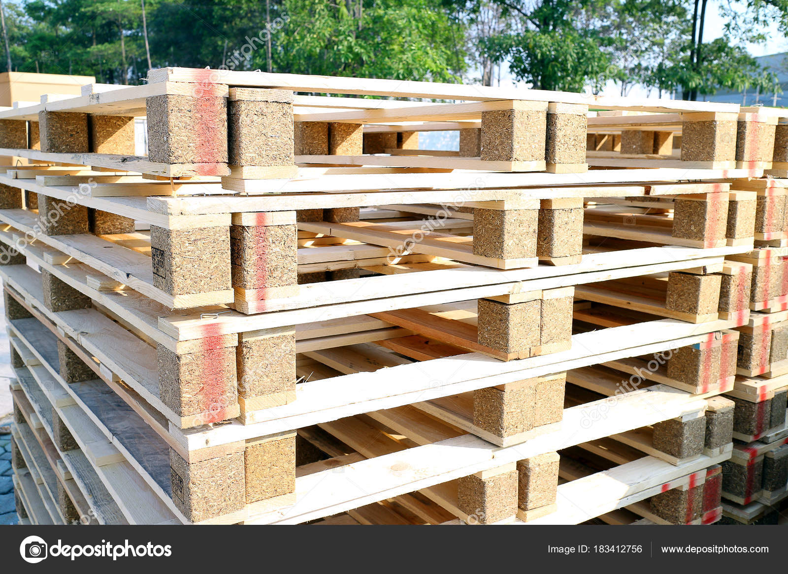 Wood pallet stack Stock Photo by ©sarawuth123 183412756