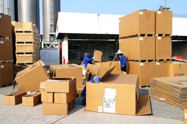Fabrika depo ve raws malzeme kutuları.