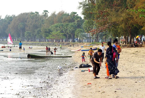 Los tailandeses vienen a viajar en la playa durante las vacaciones . — Foto de Stock