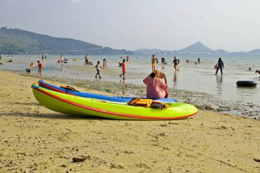 Kumsalda tatil sırasında seyahat etmek Tay insanlar gelir.
