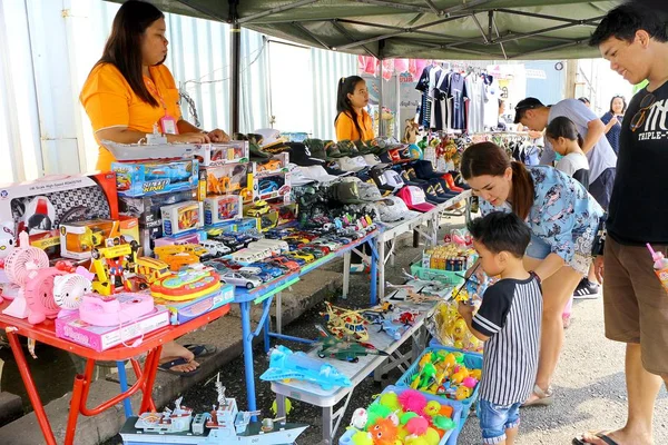 Tienda de juguetes pequeña en el mercado callejero —  Fotos de Stock