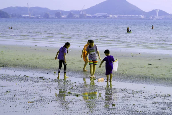 Thaise mensen komen om te rijden op het strand tijdens vakantie. — Stockfoto