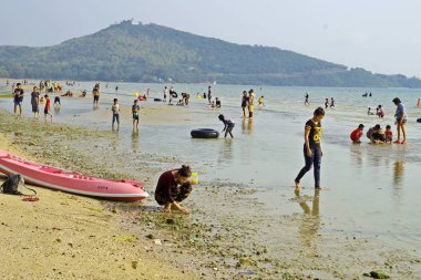Kumsalda tatil sırasında seyahat etmek Tay insanlar gelir.