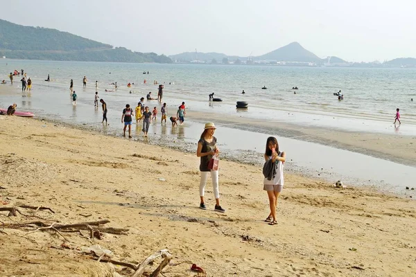 Thaise mensen komen om te rijden op het strand tijdens vakantie. — Stockfoto